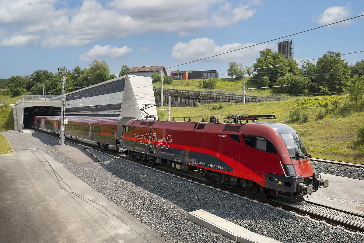 Railjet beim Ausfahren des Tunnels (Portal West) @ÖBB Martin Hofmann